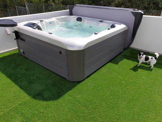 The Ultimate Guide to Choosing a Hot Tub with Loungers